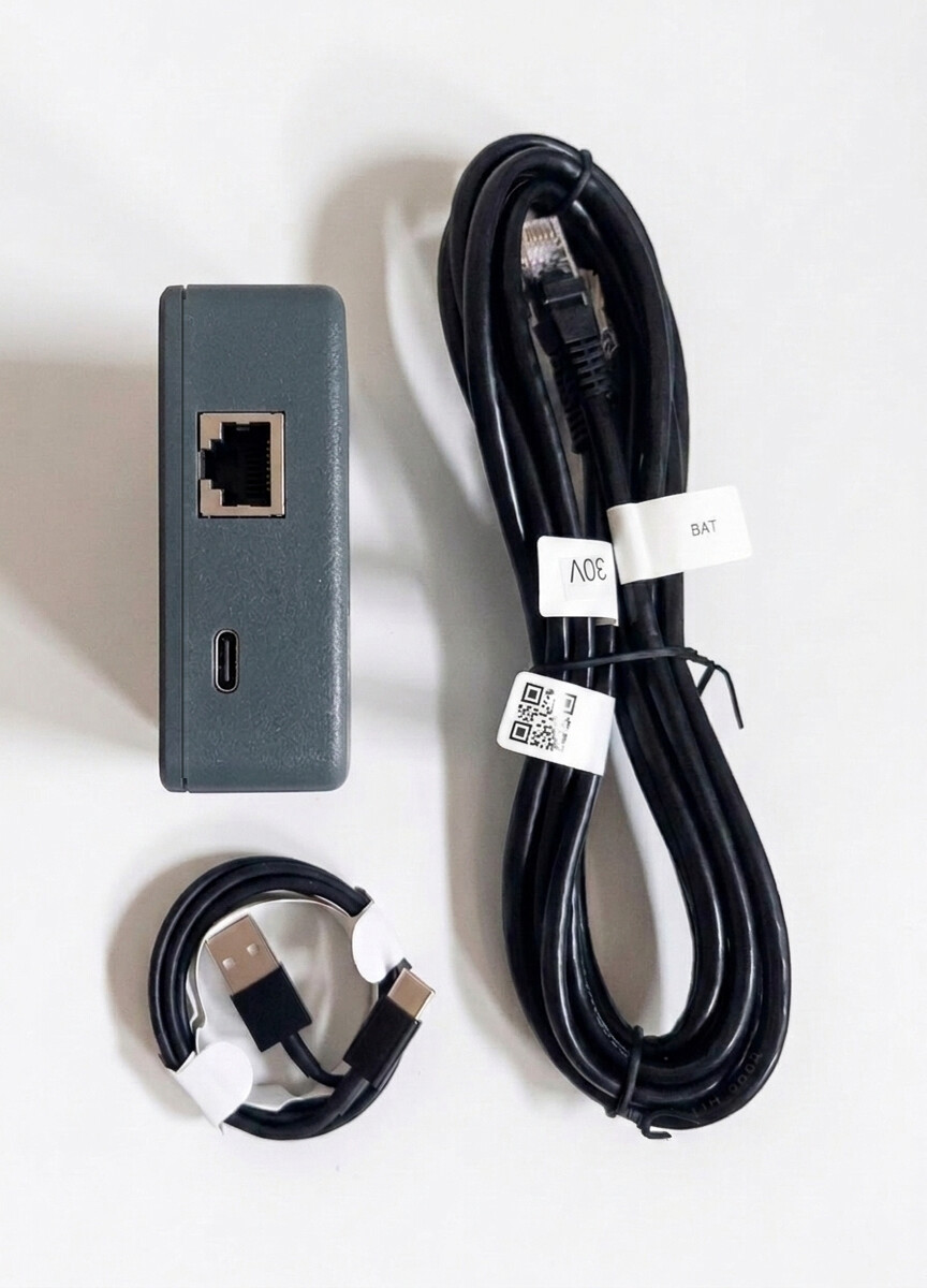 RJ45-consoleaansluiting en USB-C-voedingsaansluiting aan de zijkant van de Pytes Monitor-box